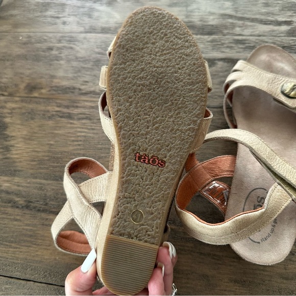Taos size 41 Leather carousel Sandals wedges Heels Comfort Shoes Beige Travel - Picture 8 of 8